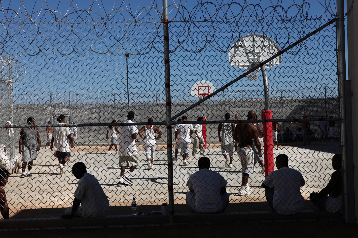 Vangid korvpalli mängimas.