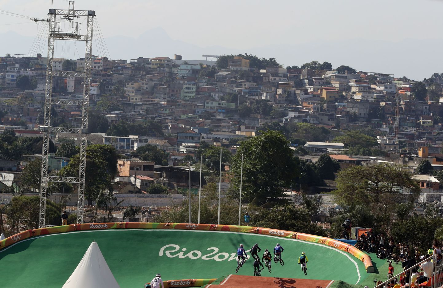 Olümpiarajatise taustal paistab favela.