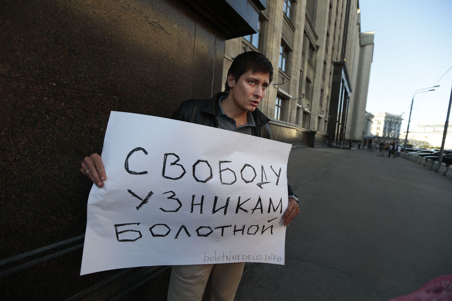 Venemaa opositsioonijuht Dmitri Gudkov hoidmas plakatit "Vabadus Bolotnaja vangidele"