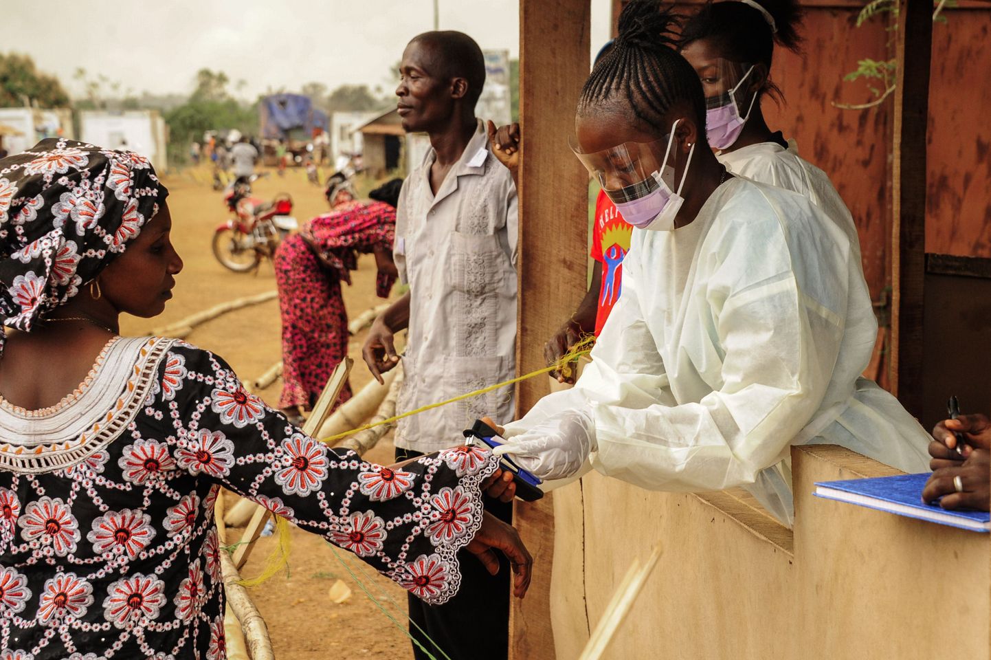 Ebolakontroll Libeeria ja Sierra Leone piiril.