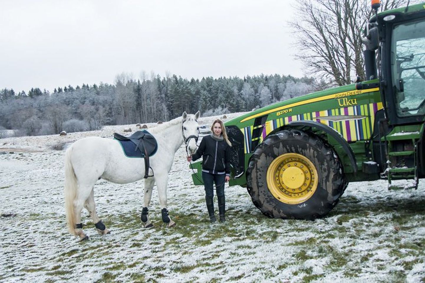 Kristin Tärn ja tema kaks armastust: vasakul Pariisi talli hobune Fakiir, kellega ta ka võistlemas käib ning paremal Tõnuri talu traktor Uku.