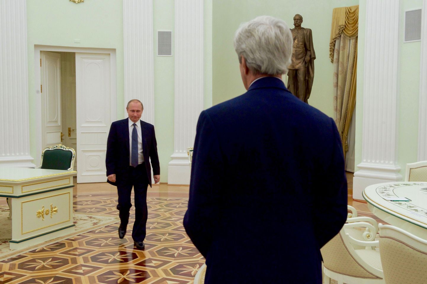 Джон Керри в ожидании в Владимира Путина.