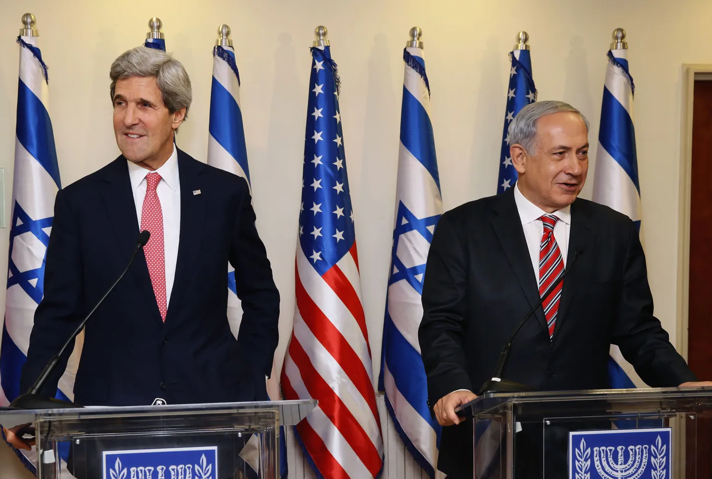 USA välisminister John Kerry (vasakul) koos Iisraeli peaministri Benjamin Netanyahuga.