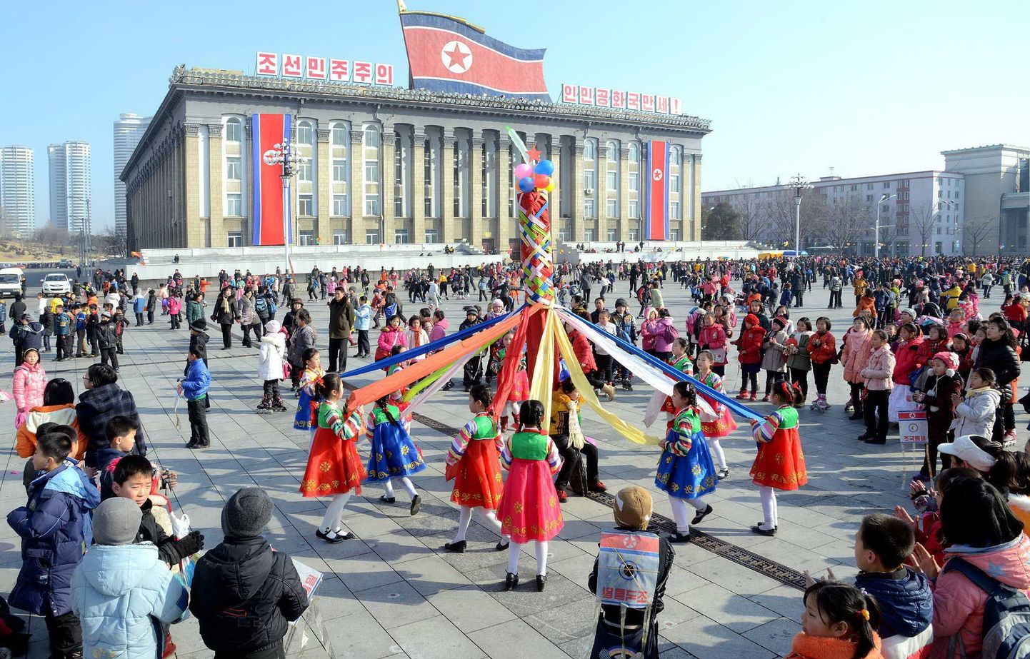 Välisturismi keelu tühistamise tõttu võivad huvilised taas Põhja-Koreasse sõita. Pilt on tehtud Pyongyangis Kim Il-sungi väljakul mängivatest lastest.