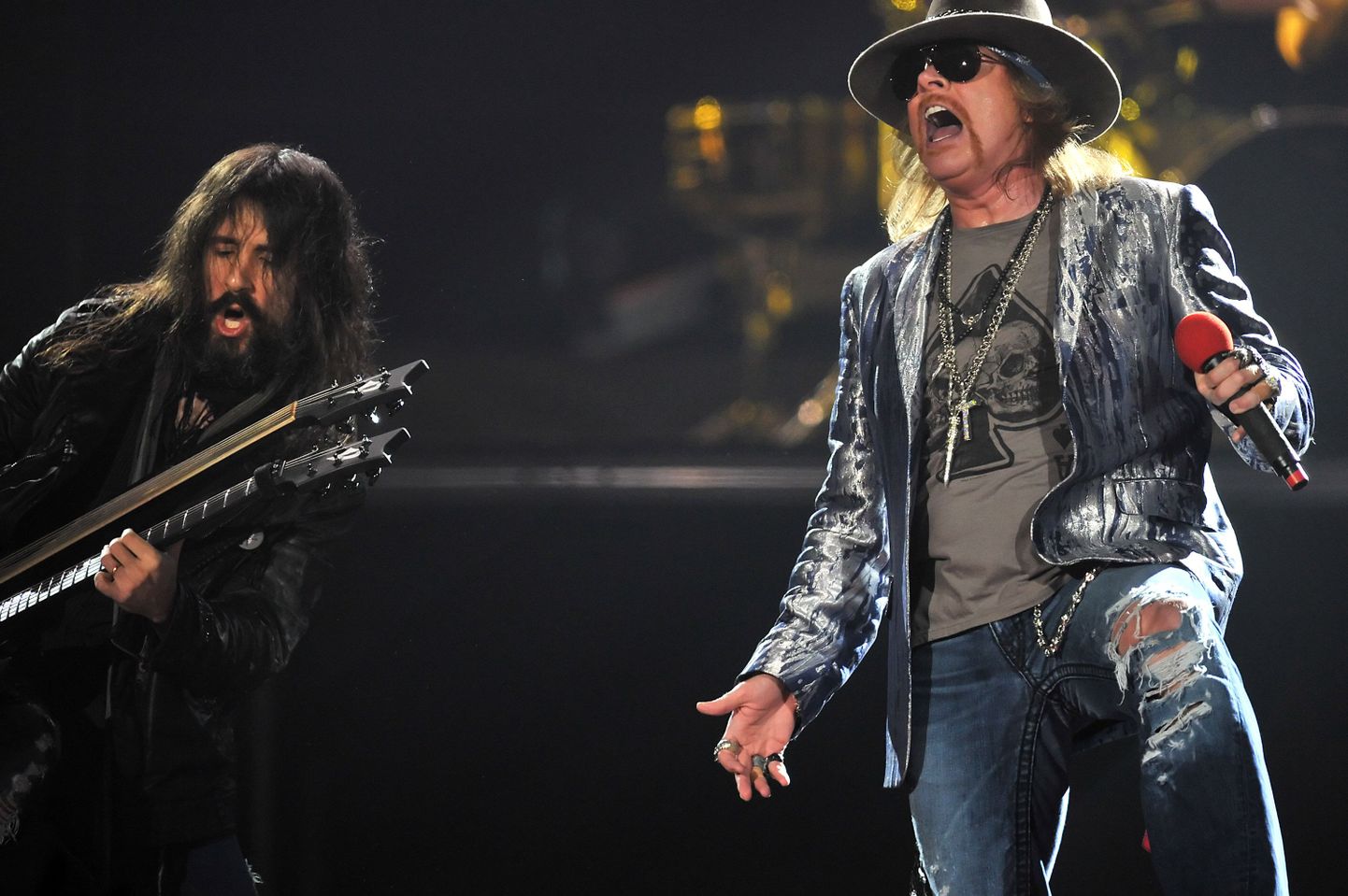 U.S. band Guns N' Roses guitarist Ron Thal and singer Axl Rose perform on their first night at London's O2 Arena, on Wednesday, Oct. 13 2010. (AP Photo/Mark Allan) / SCANPIX Code: 436