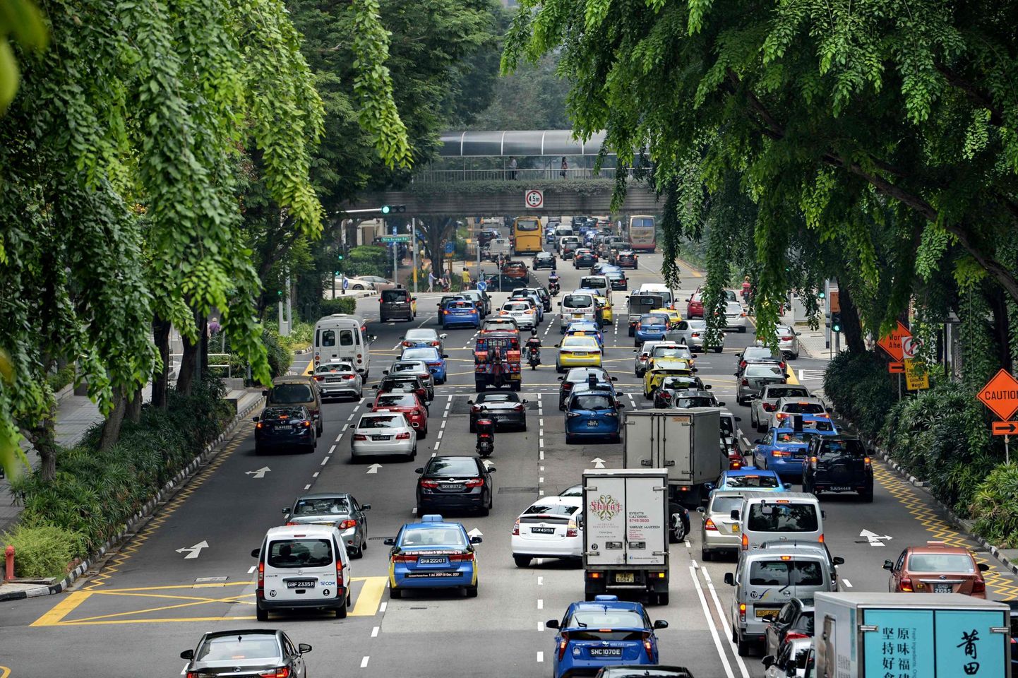Tavaline vaatepilt Singapuri rahanduskeksusesse suunduval teelõigul.