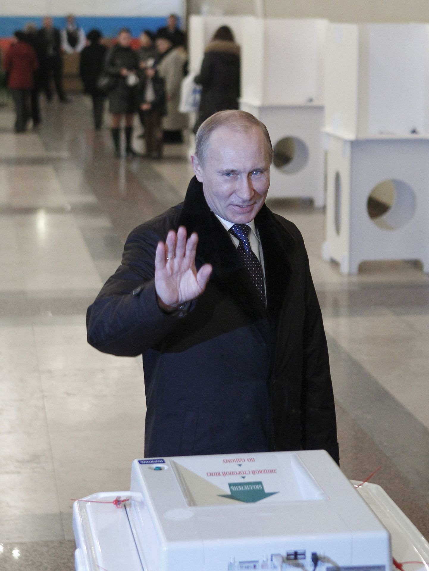 Vladimir Putin pärast hääletussedeli valimiskasti toppimist Teaduste Akadeemia majas asuvas valimisjaoskonnas.