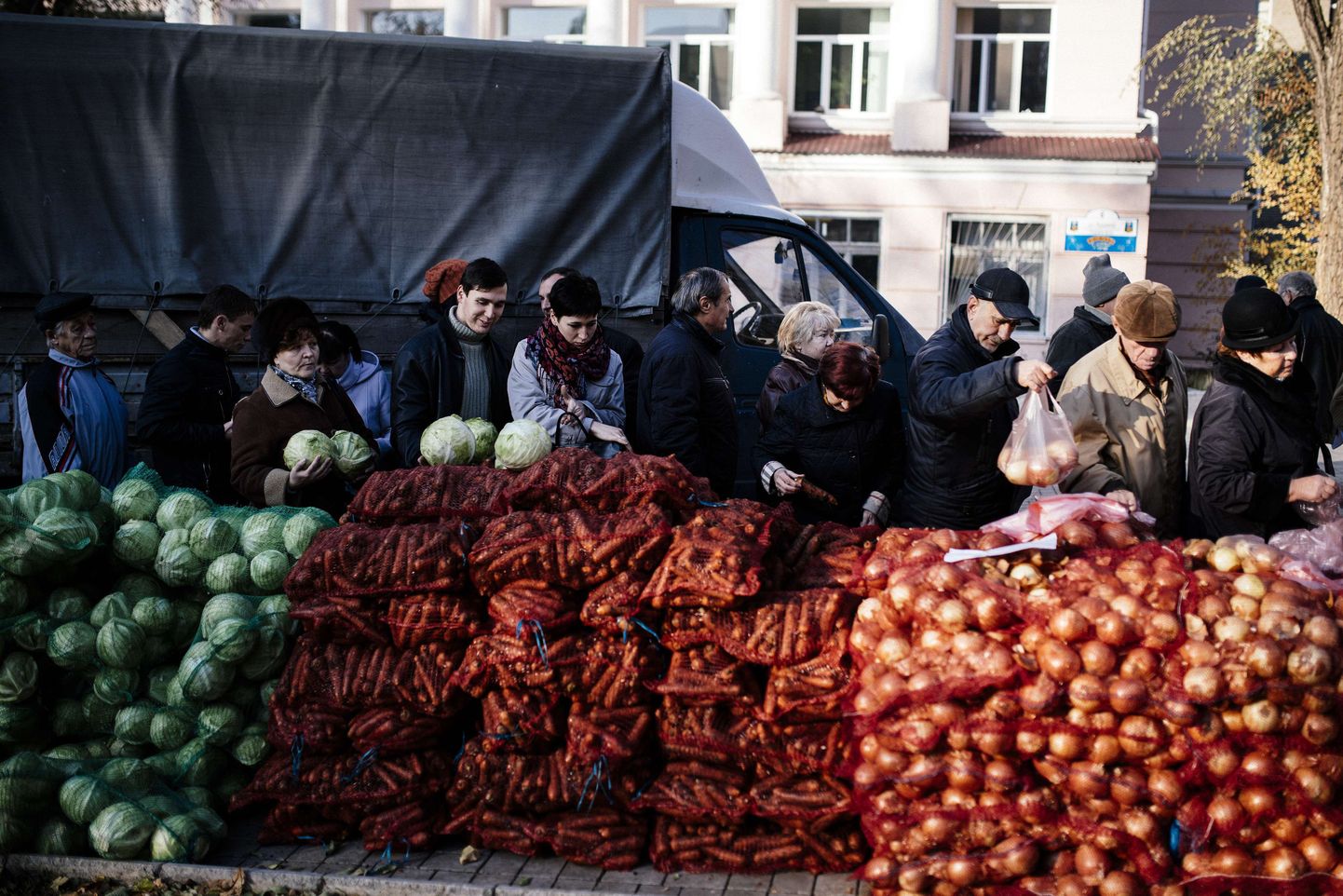Donetskis võtsid inimesed valimisjaoskonna ees järjekorda, et osta odavaid juur- ja köögivilju.