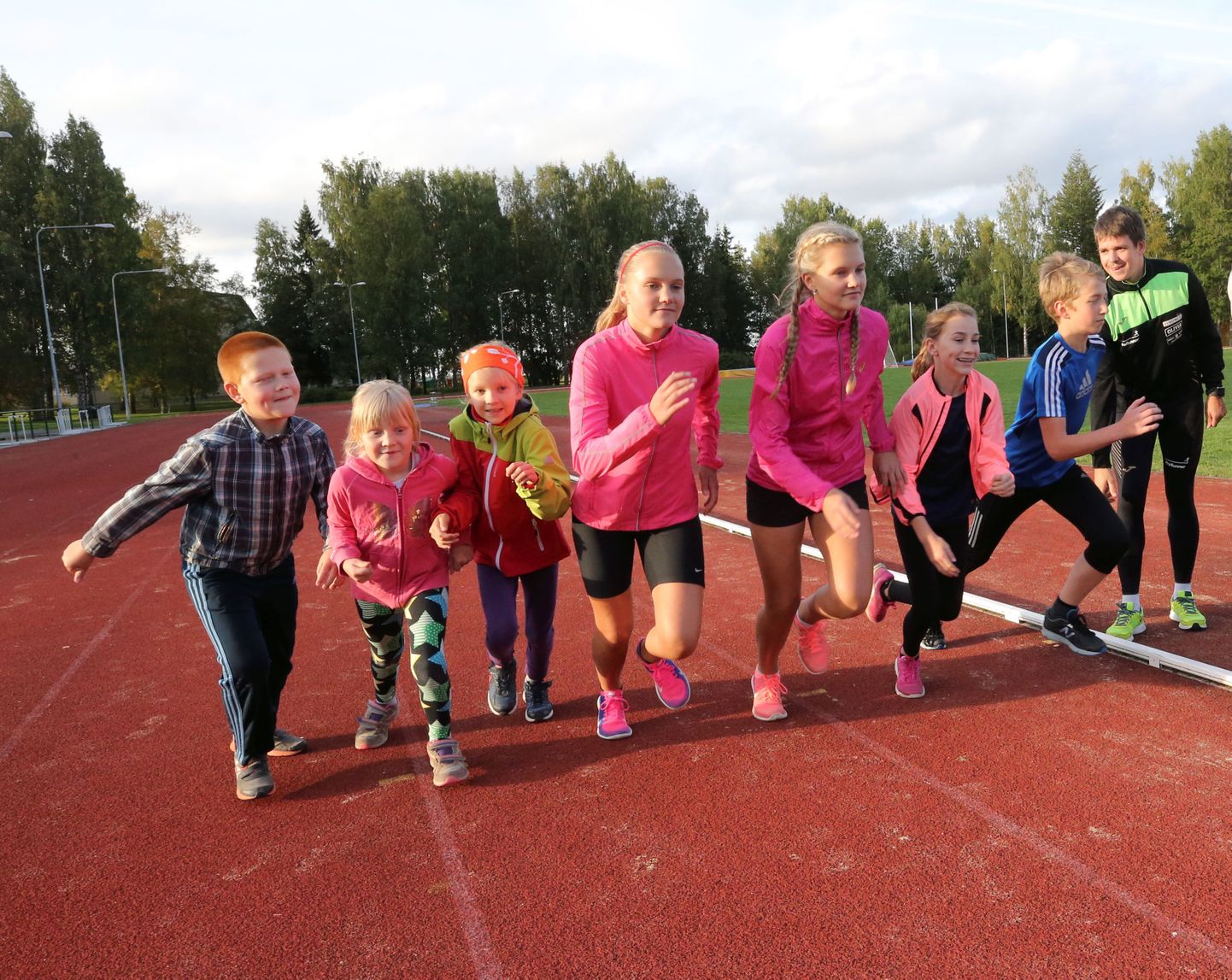 Jõgeva lastejooksu peakorraldaja Viljar Vallimäe andis lastele sümboolse stardi kolmapäevaõhtuses jooksutrennis. Kõik kohale tulnud lubasid osaleda ka laupäevasel võistlusel.