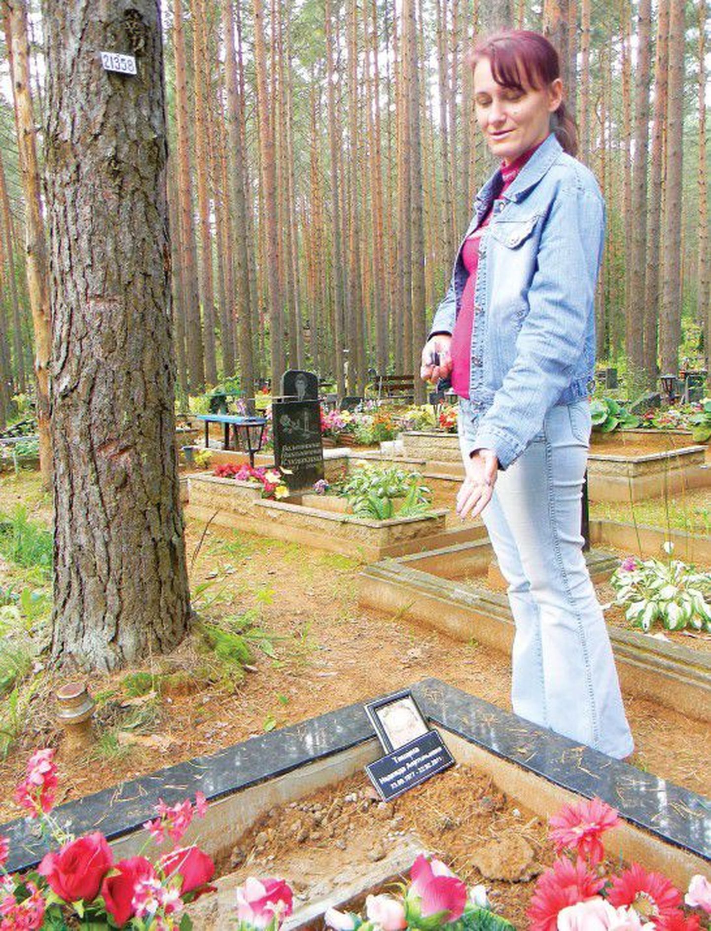 Елена Семенова говорит, что после того, как Аркадий Николаев увез с могилы ее родственницы памятник, она больше не хочет продолжать деловые отношения с этим бизнесменом.