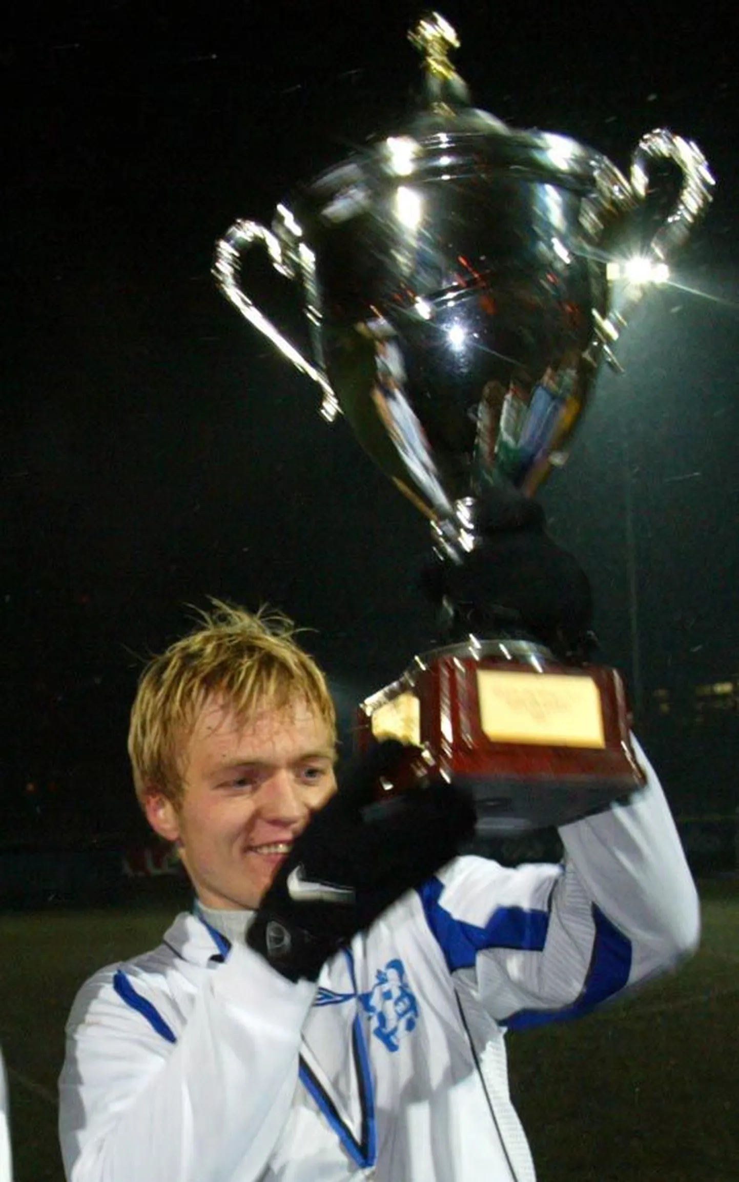 Viljandist pärit jalgpallur Erko Saviauk tuli tänavu FC TVMK meeskonnas Eesti meistriks ning pälvis hooaja lõpumängus jalgpalli liidu superkarika.