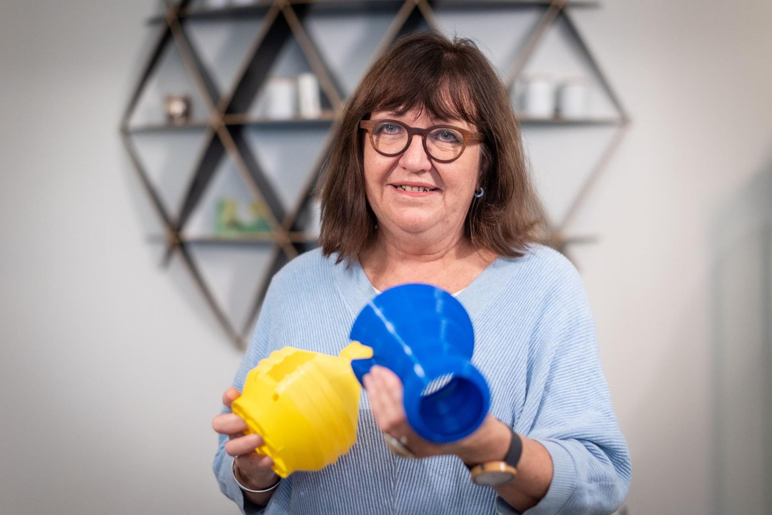 Disainiöö peakorraldaja Ilona Gurjanova näitab SOS-disaini näitustööde näidiseid.