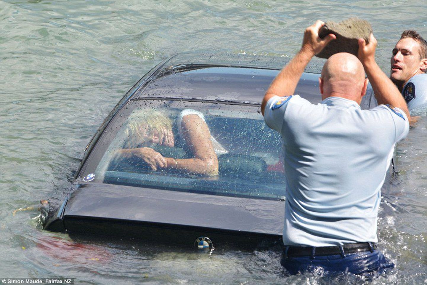 Uus-Meremaal Aucklandis päästeti naine uppuvast autost viimasel hetkel