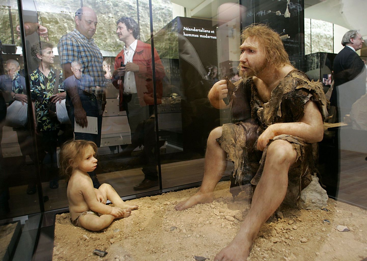 Neandertallasi kujutavad vahakujud. Arheoloogide arvates valmistasid need varajased inimesed ehteid