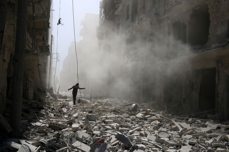 Süüria. Mees jalutab varemete vahel mässuliste käes olnud Aleppo linna idaosas. 