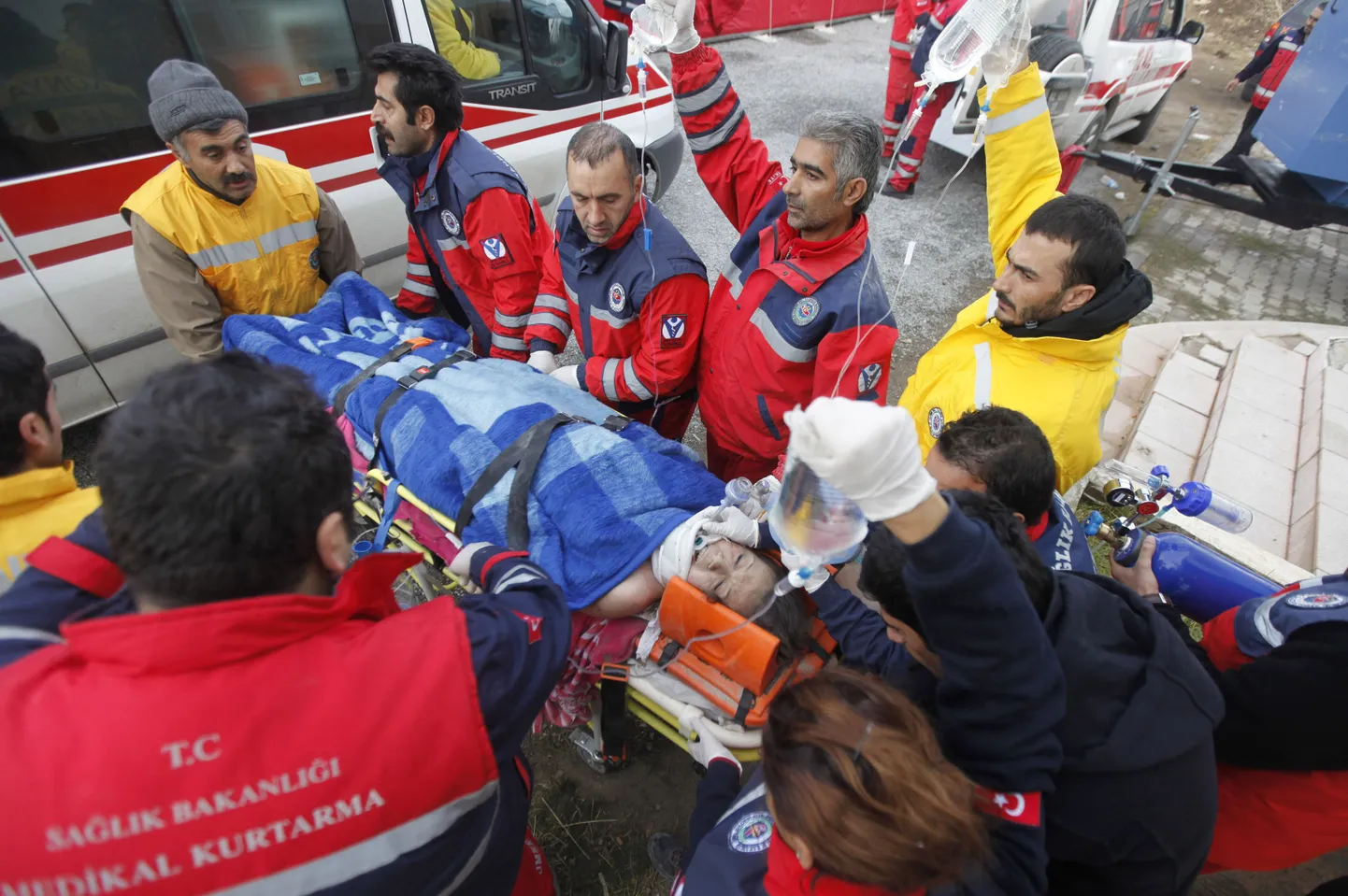 Спасатели направляют Гезде Бахар в больницу.