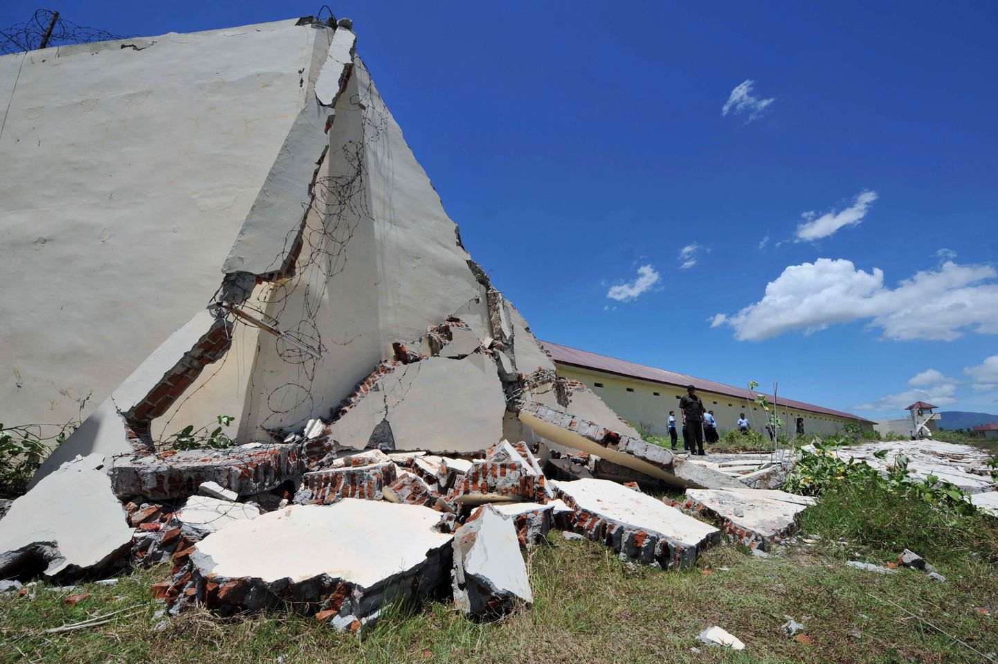 Indoneesia Banda Acehi vangla ametnikud uurivad müüri, mis sai kannatada eilses maavärinas.