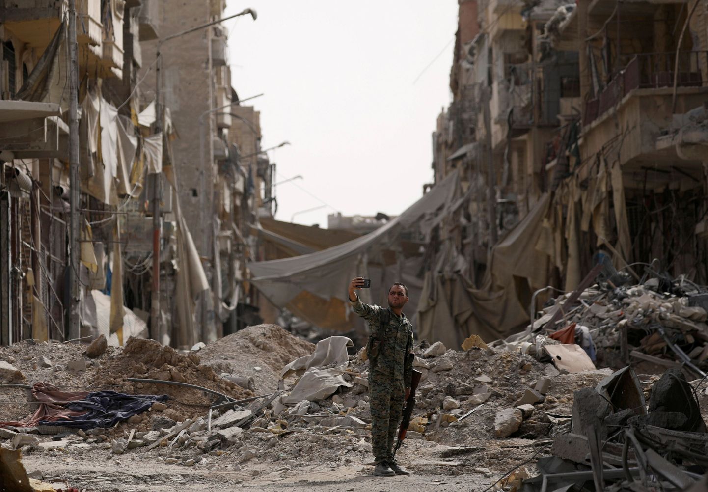 Süüria Demokraatlike Jõudude sõdur Raqqa linna varemetes.