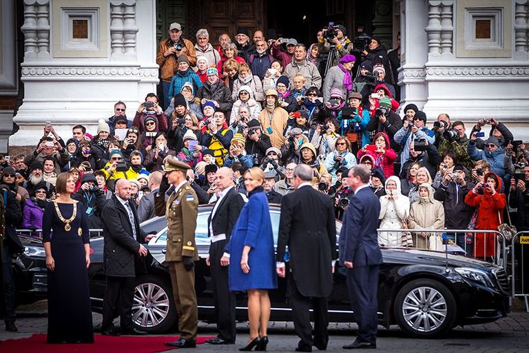 Publik tepil. Külalised lähemalt ja kaugemalt kogunenud uudistama uue Eesti Vabariigi Presidendi Kersti Kaljulaidi ametisseastumist.