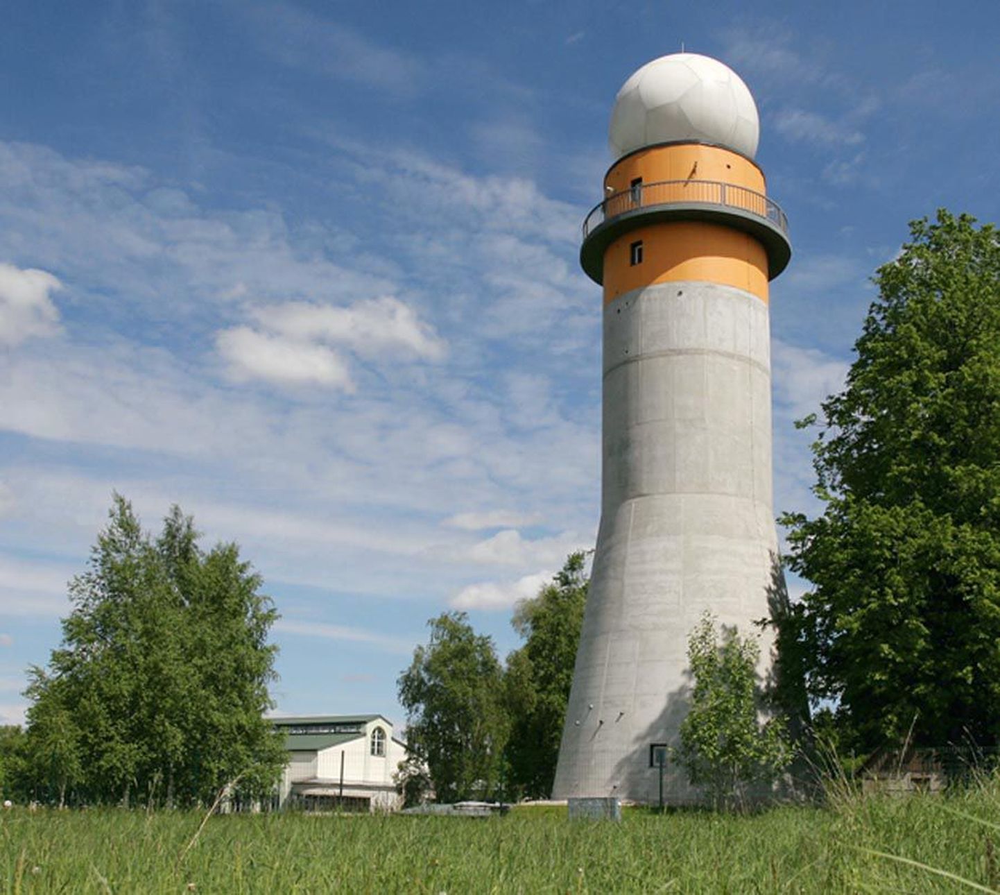 Sürgavere ilmavaatlustorni ilmaradar hakkas tööle 2008. aasta mais. Torn on rajatud endise tuuliku asemele – see remonditi ja ehitati kõrgemaks. Koos kupliga on radaritornil kõrgust 26,5 meetrit.