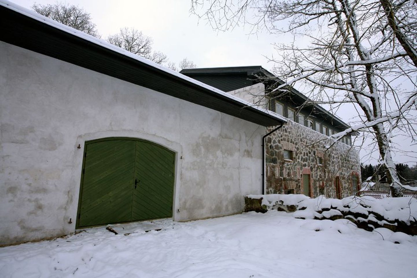 Paar aastat tagasi oli Eistvere mõisa aitkuivati sisse kukkumise äärel, aga nüüd on sellest saanud külakeskus, kus korraldada töökoosolekuid ja pidusid, mille juurde kuulub kuum saun.
