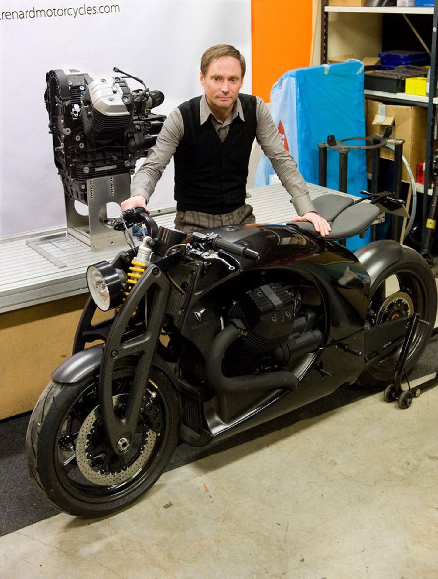Andres Uibomägi ja tema firma toodetav ainulaadne mootorratas Renard.