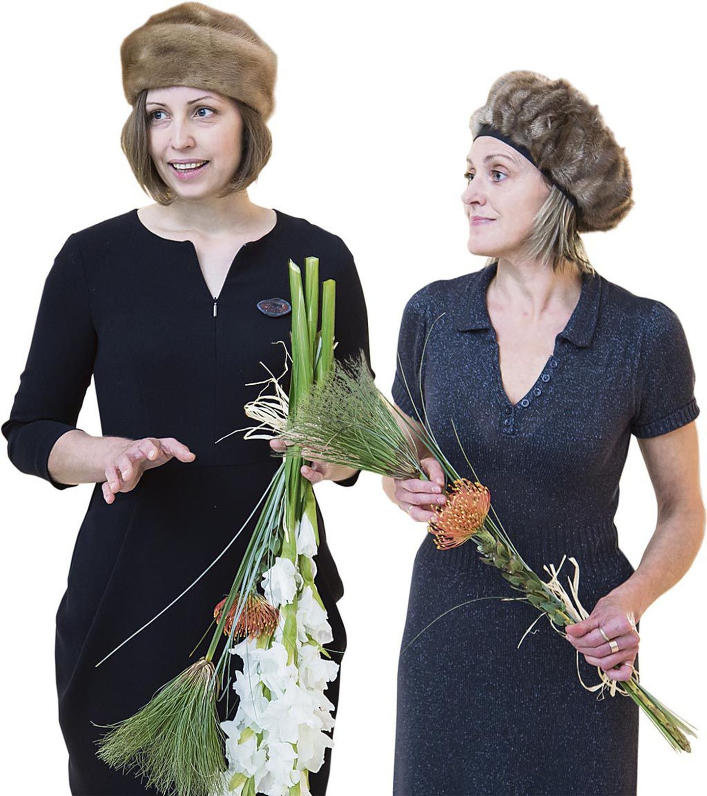 Liis Luhamaa (vasakul) ja Julika Roos soovisid näitust koostades tähelepanu juhtida just Pärnumaa taludest pärit materjalidele ja käsitöötoodetele.