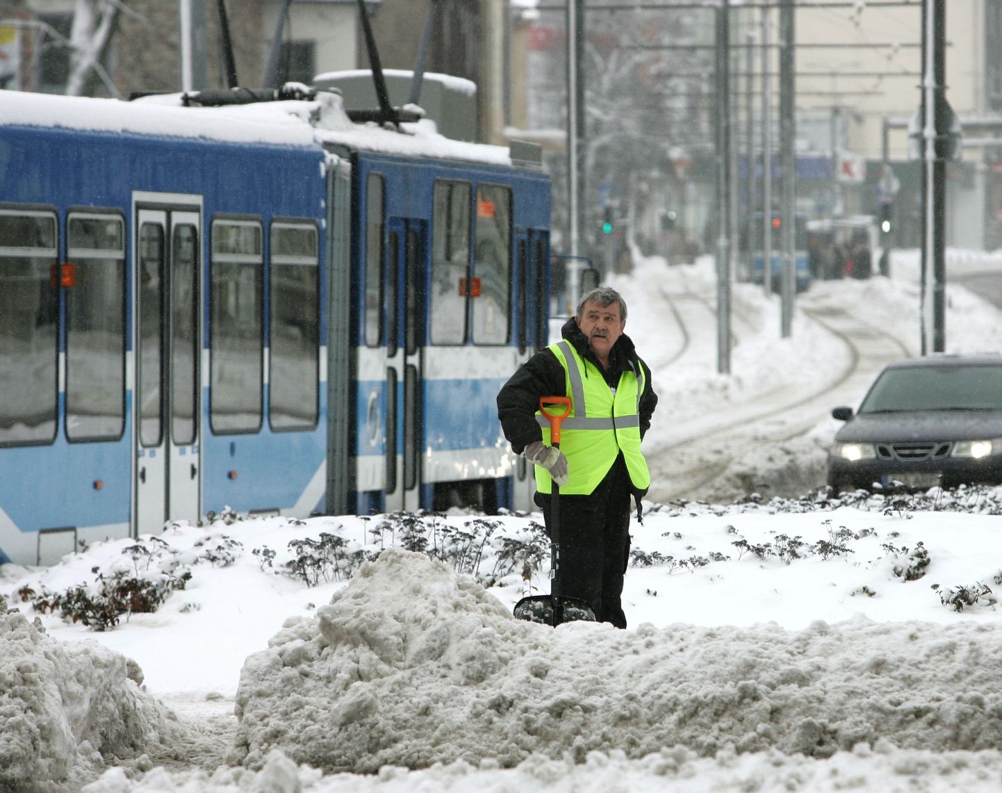 Tallinas tuli taas maha lumi. Fotol eelmise suure lumesaju järel ehk novembri lõpus pealinna uputanud lund koristav töömees.