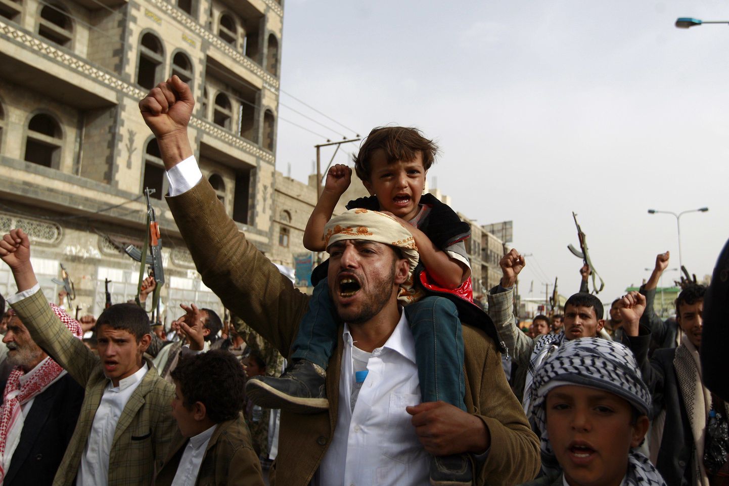 Šiiitidest Huthi mässuliste toetajad Jeemeni pealinnas Sanaas meeleavaldusel protestimas Saudi Araabia juhitava koalitsiooni õhulöökide vastu.