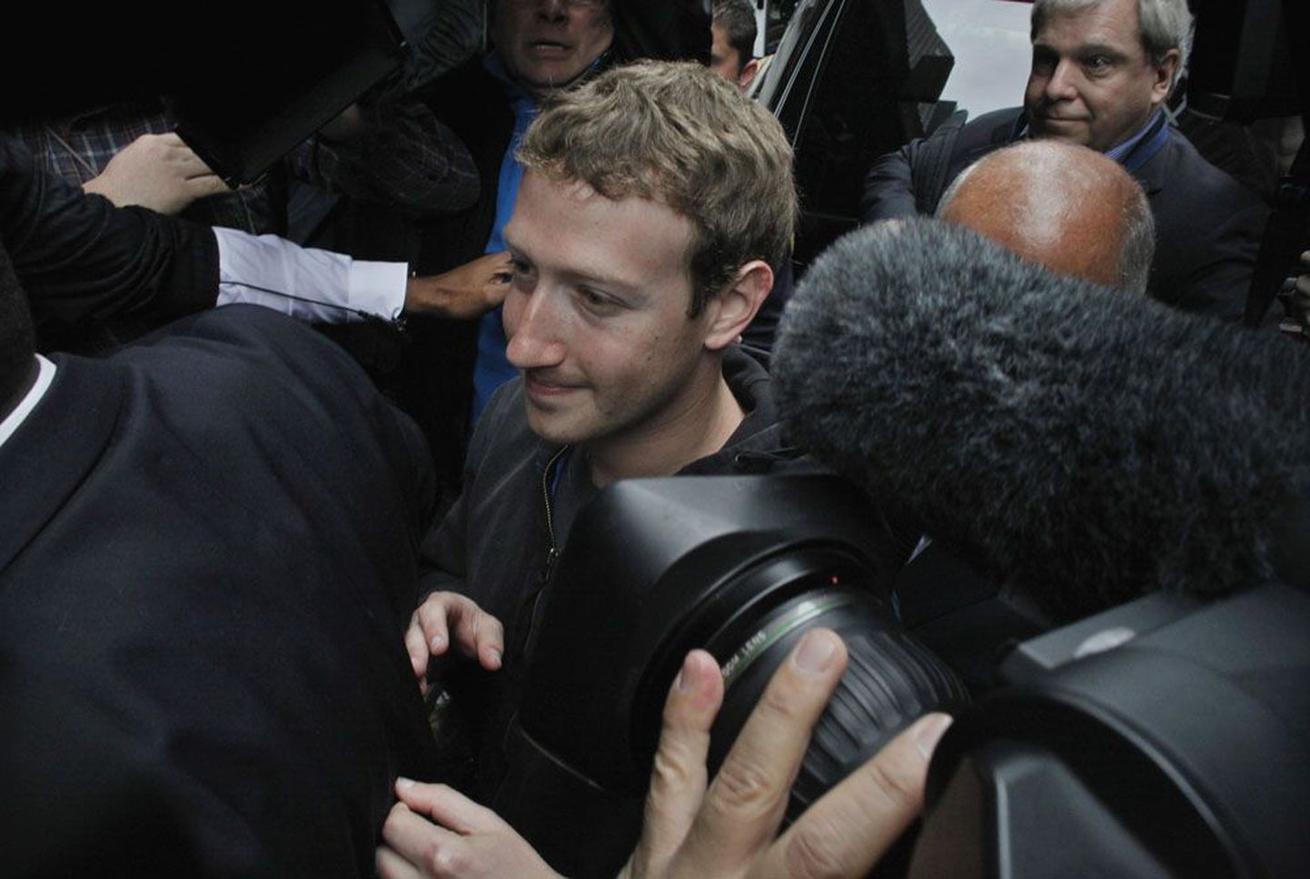 Eile oma 28. sünnipäeva pidanud Mark Zuckerberg lahkus New Yorgi hotellist turvameeste saatel. Mai algul algas esmasele avalikule aktsiamüügile eelnev tutvusringkäik investorite juurde.