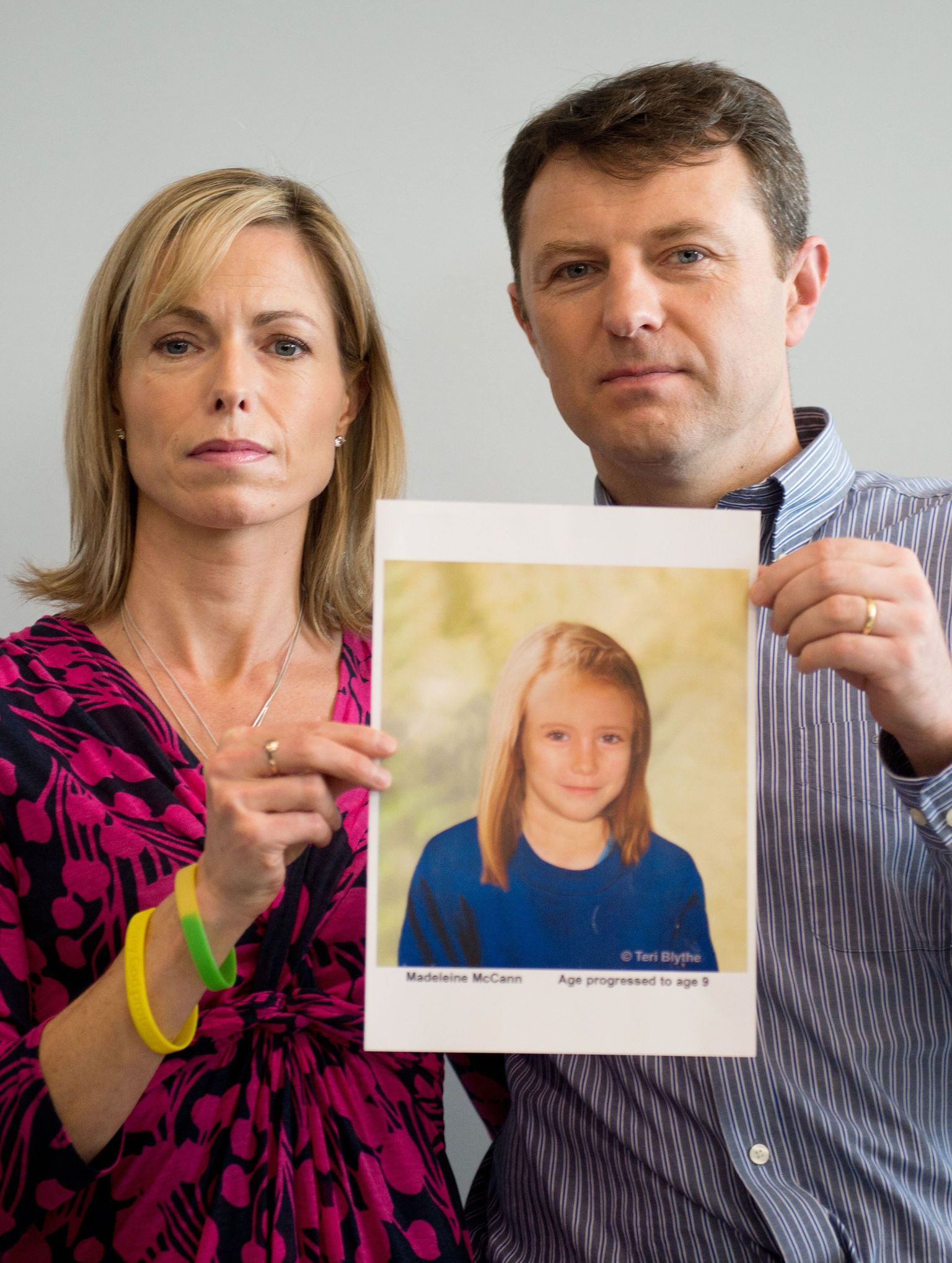 Kate ja Gerry McCann näitamas pilti, milline võib nende tütar Madeleine McCann nüüd välja näha