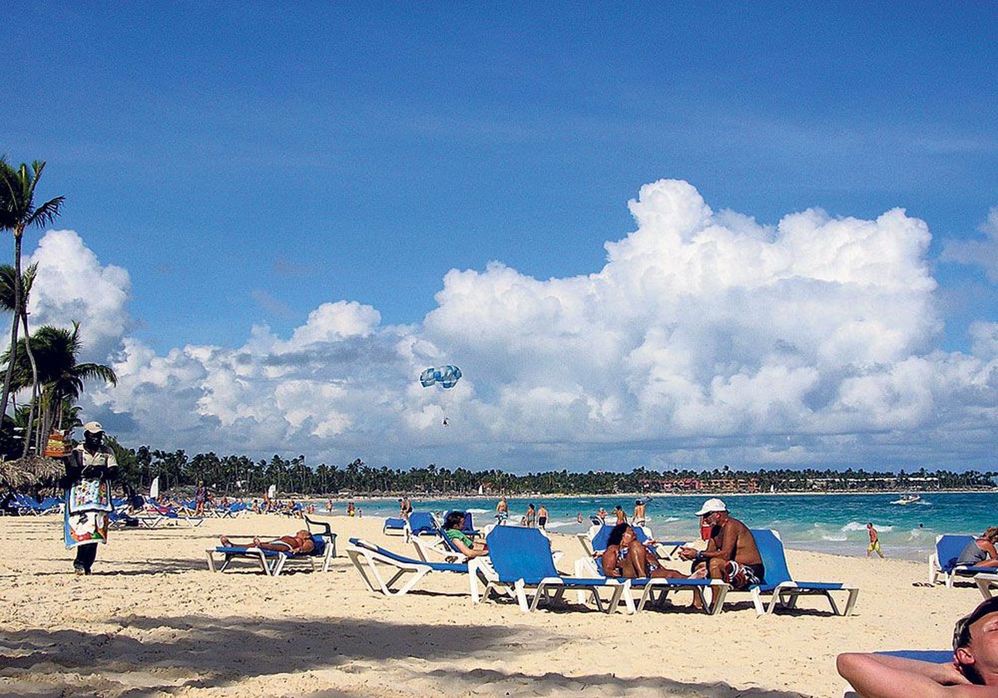 Kuum idüll Playa Bavaro rannal Punta Canas: põhjus Dominikaani sõita on eelkõige valge liiv, sinine meri ja palmid.