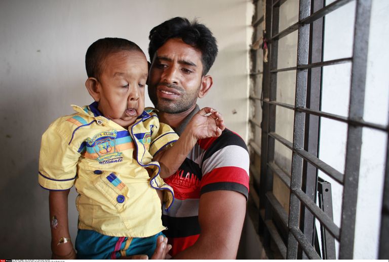 Väike Bayezid isa süles. Foto: Suvra Kanti Das/SIPA/Scanpix