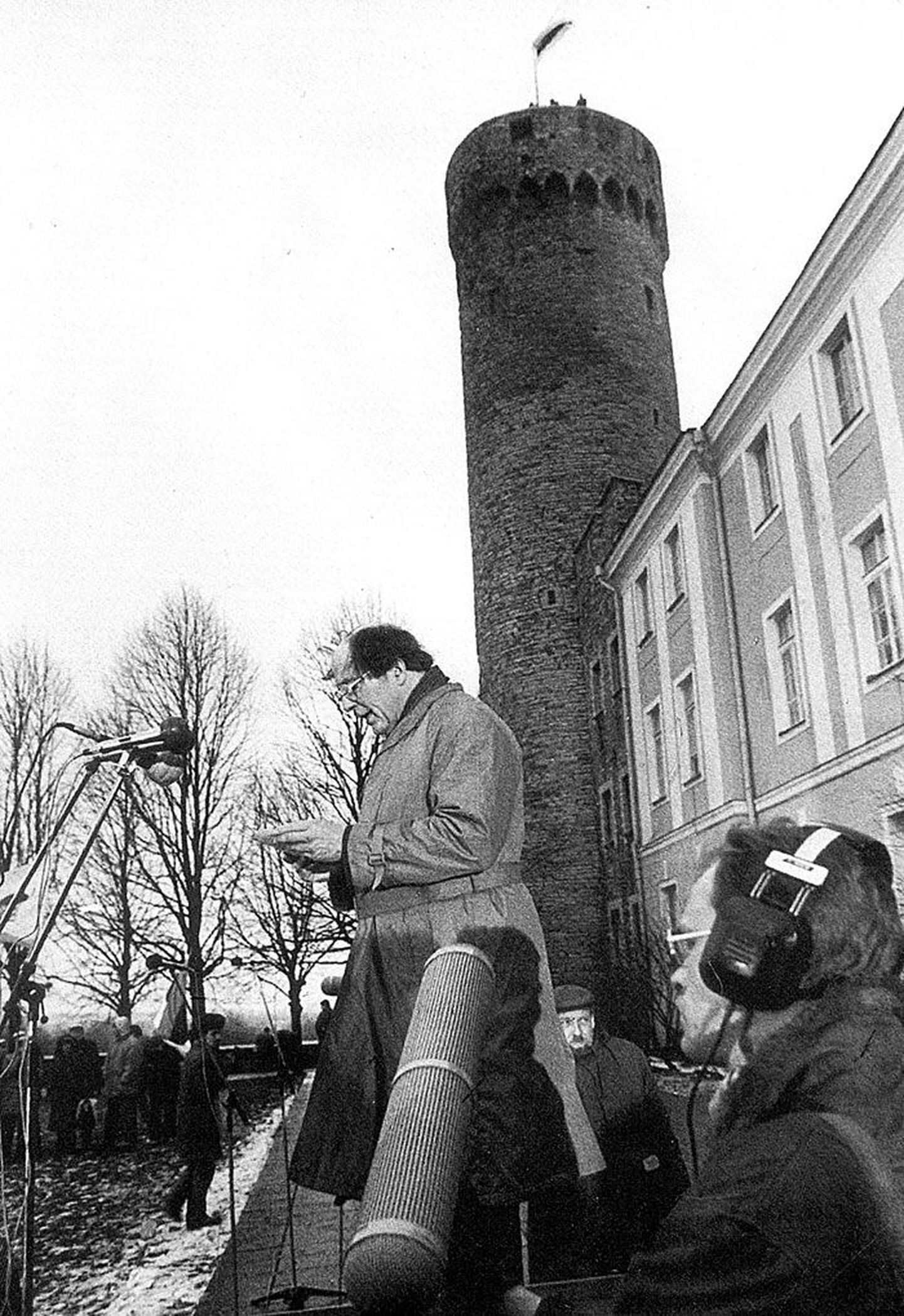 24. veebruar 1989. Sinimustvalge lehvib taas Pika Hermanni tornis, kõneleb kirjanik Jaan Kross.