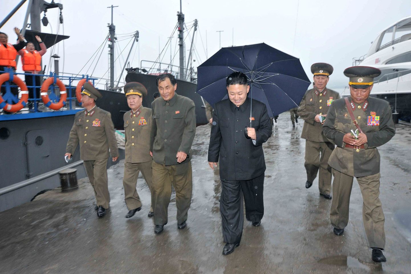 Kim Jong-un (keskel). Paremal on näha luksusjahti