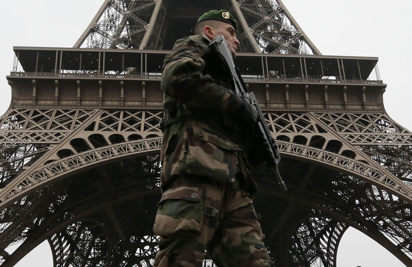 Prantsuse sõdur patrullimas Eiffel torni juures Pariisis.