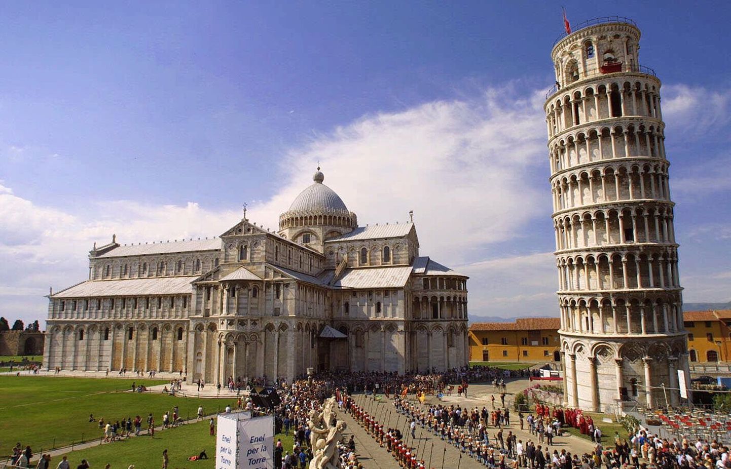 Pisa kellatorn (paremal) ja Duomo basiilika