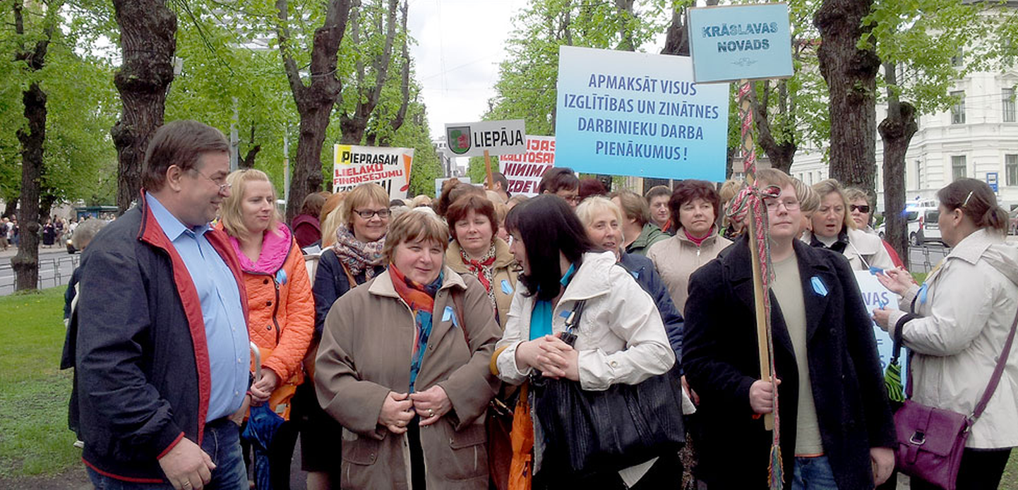 В Латвии учителя требуют повышения зарплат.