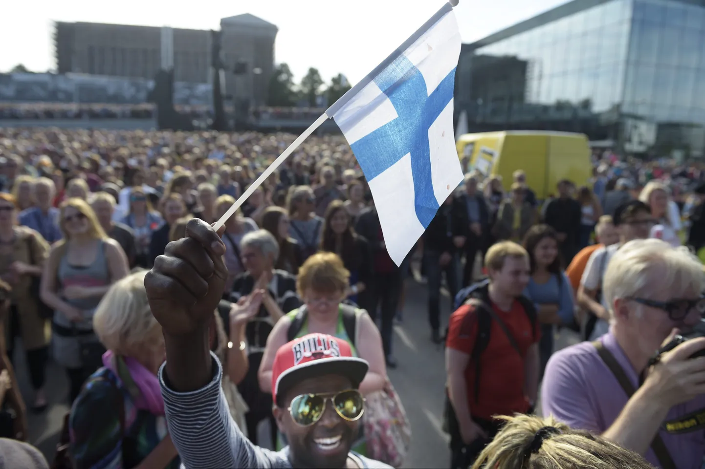 Soome lipp lehvimas musta naeruski kätes