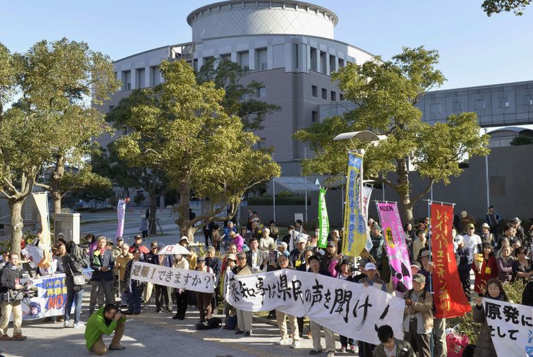 Täna kogunesid Sendai tuumaelektrijaama ette protestijad, kes on selle taasavamise vastu. Foto: AP