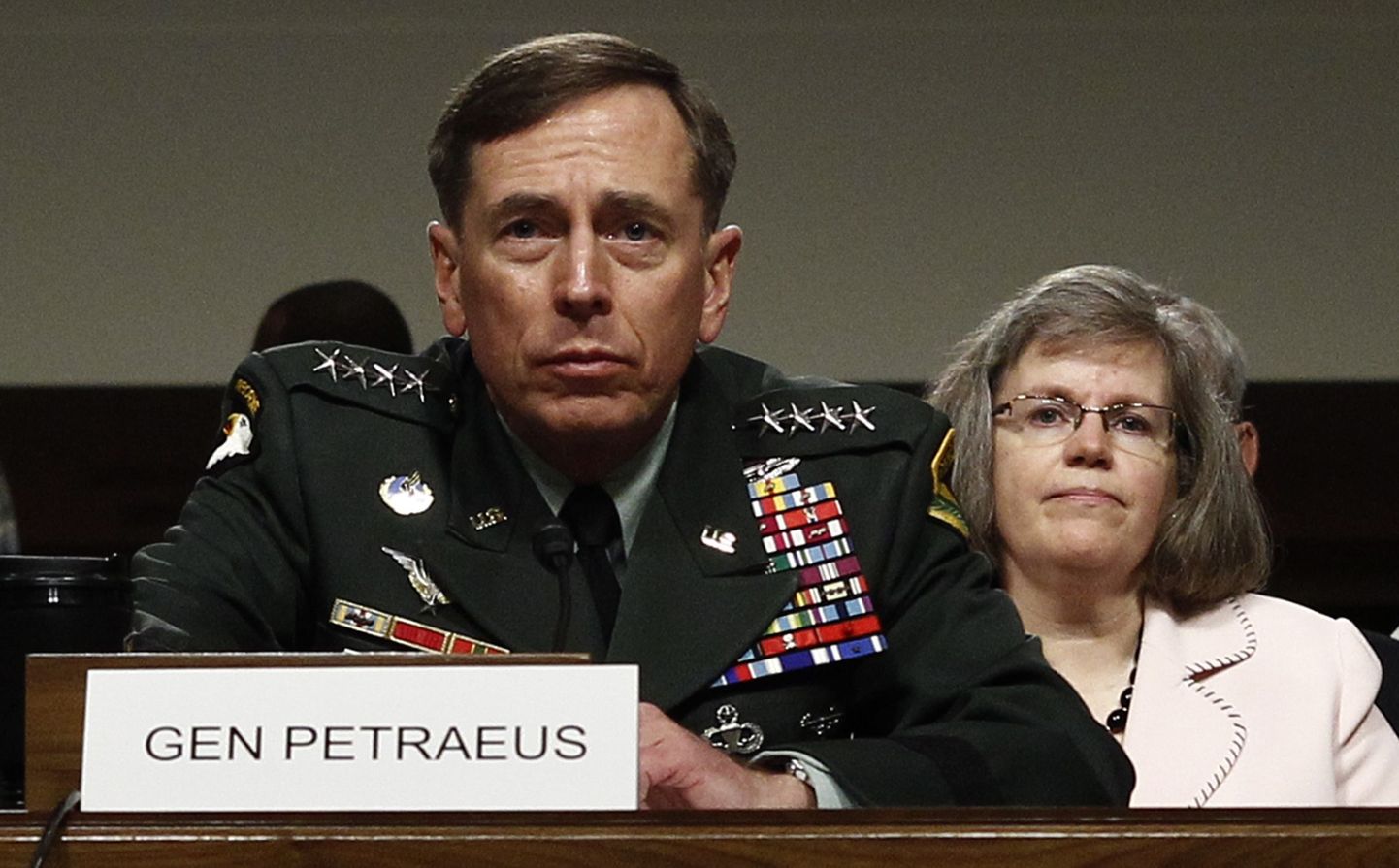 David Petraeus ja tema abikaasa Holly Petraeus 2010. aastal senati relvajõudude komitee ees.