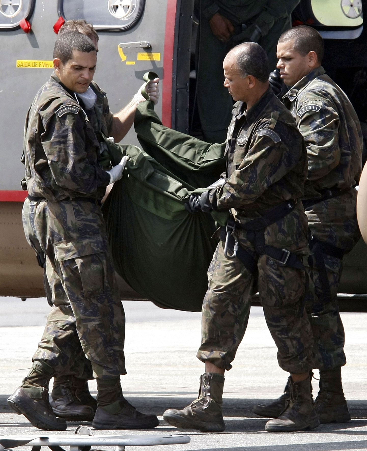 Air France`i lennuõnnetuse ohvreid on leitud 44. Fotol Brasiilia õhujõudude päästjad Atlandist välja toodud surnukehaga