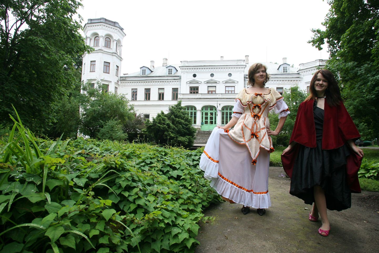 Suvemäng "Unustatud mõisad" Puurmanis (pildil giidid Angelika Rätsep (punases) ja Maarja Vaht).