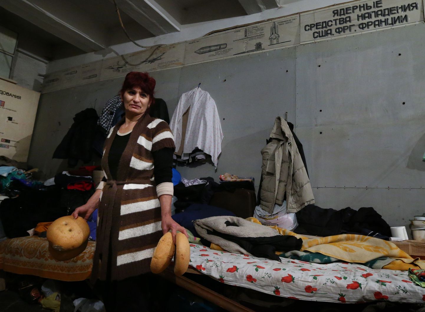 Vaenutegevuse tõttu oma Donetski kodu kaotanud naine pommivarjendis.