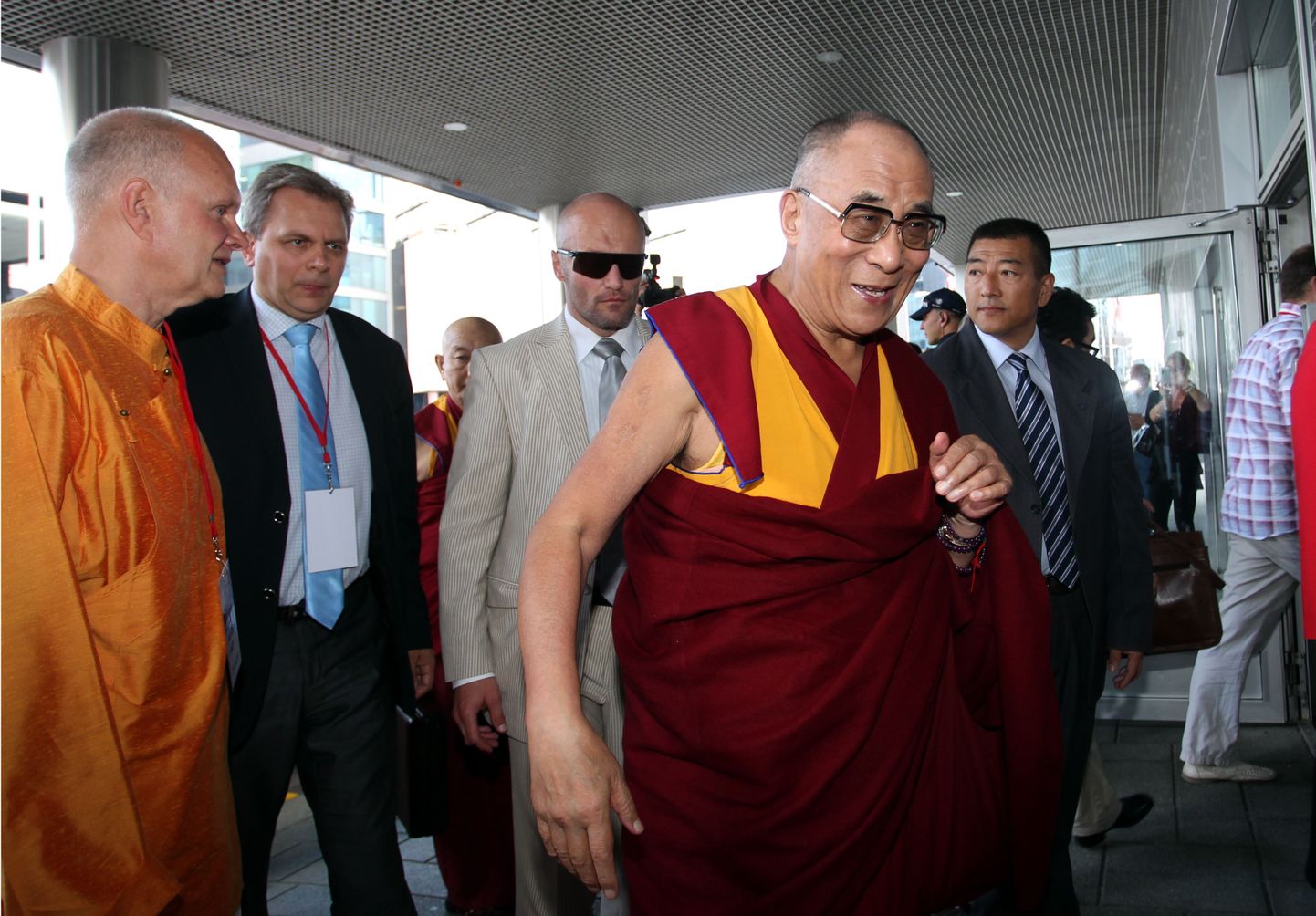 Dalai-laama saabus täna veidi enne kella 14 Radissoni hotelli, kus ta kohtub Budismi Instituudi esindajatega. Dalai-laama selja taga vasakul on Sven Grünberg, tema kõrval riigikogulane Andres Herkel.