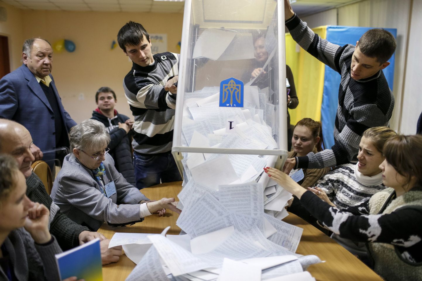 Parlamendivalimistel antud häälte lugemine Kiievi ühes valimisjaoskonnas.