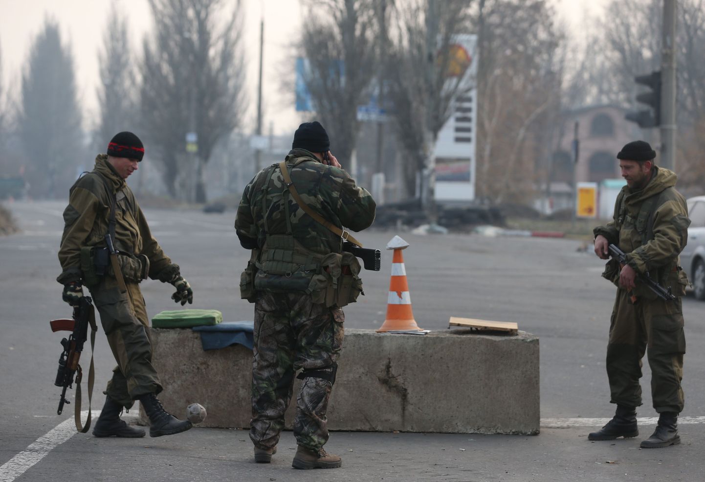Donetski omakaitse liikmed kõksivad Oktjabrski rajoonis jõudehetkel palli.