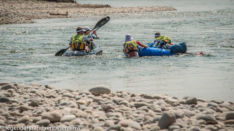 Eesti võistkond ACE Adventure Team paadietapil Snake riveril pärast ümber minekut seiklusspordi MMil Wyomingis.