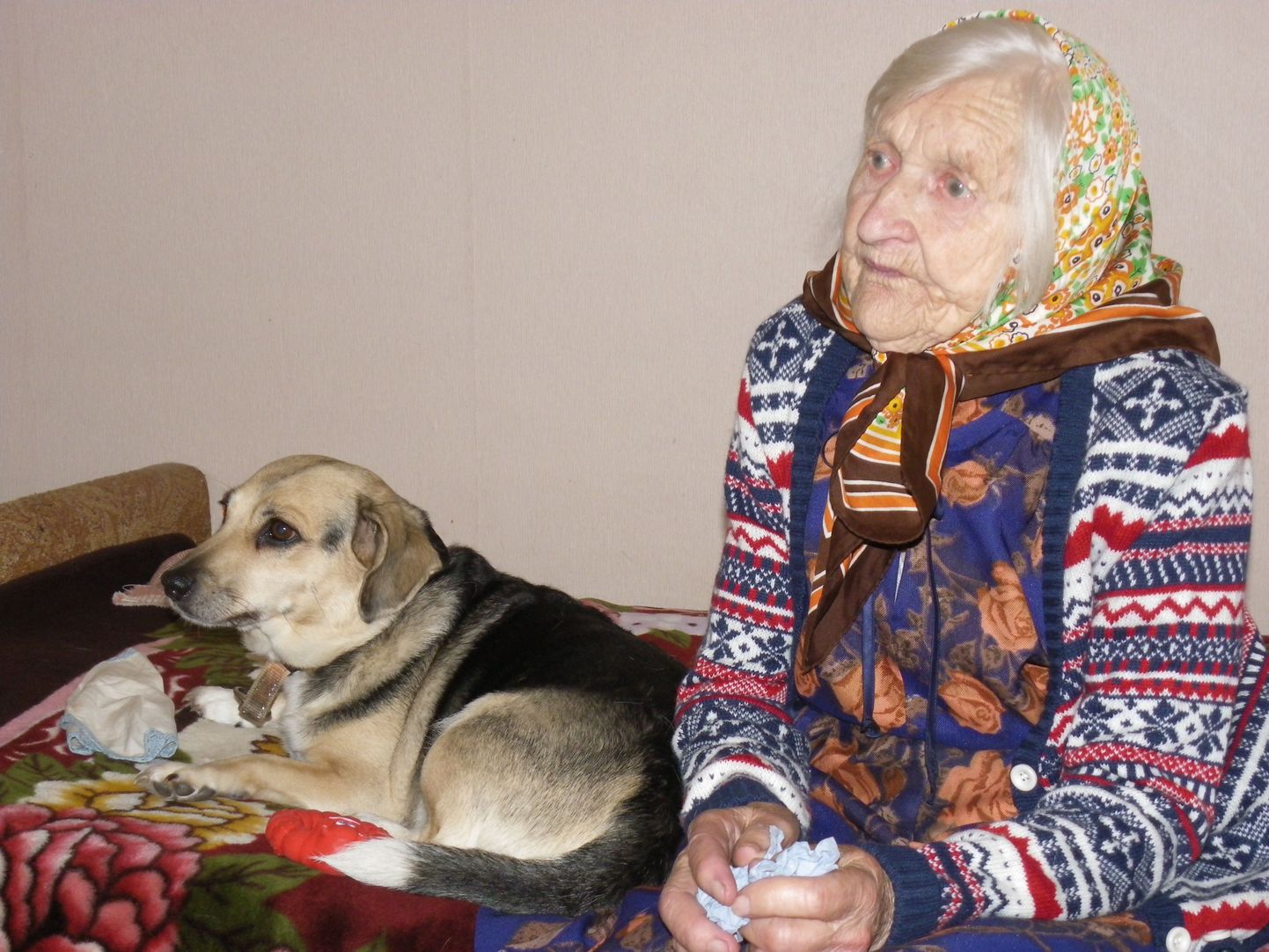 Vanaema Serafima koos oma koera Täpiga.