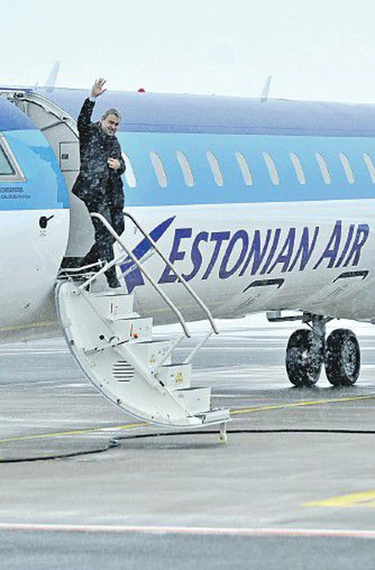 Estonian Airi juht Andrus Aljas väljub uuest CRJ900 NextGen lennukist.
